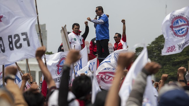 Konfederasi Serikat Pekerja Indonesia merancang aksi untuk turun ke jalan menolak naiknya harga BBM bersubsidi yang dinilai hanya menguntungkan pengusaha.