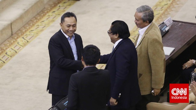 "Hidup itu misteri. Garis tangan yang menuntun," ujar Zulkifli.
