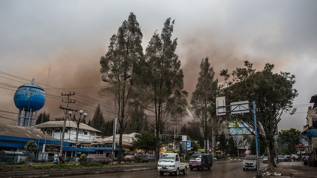 Gunung Sinabung masih terus mengeluarkan awan panas dan hujan abu. Kali ini, bergerak ke arah barat hingga barat daya menuju 5 kecamatan di Kabupaten Karo.