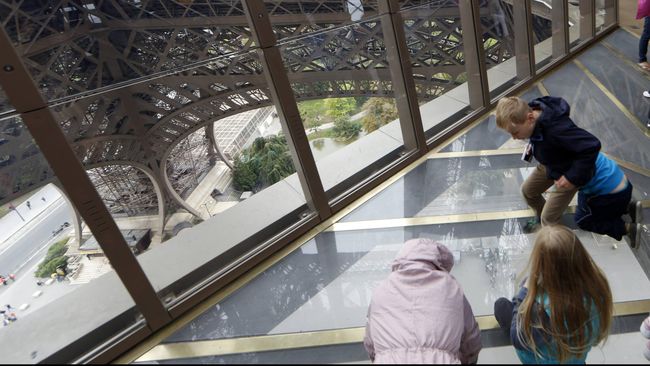 Lantai di Menara Eiffel telah ditukar dengan lantai kaca.&nbsp;Dengan begitu, sekarang pengunjung dapat menyaksikan keindahan kota Paris dari atas menara.
