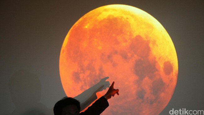 Gerhana bulan total terjadi pada 8 Oktober lalu. Sayangnya, warga Jakarta sulit melihat gerhana bulan ini dengan mata telanjang karena ditutupi awan tebal.