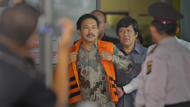 KPK izinkan terdakwa kasus suap sengketa Pemilihan Kepala Daerah Kabupaten Tapanuli Tengah, Raja Bonaran Situmeang, berkunjung ke kampung halamannnya.