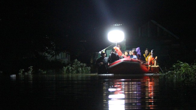 Perahu yang dinaiki tim Basarnas Sumut mengalami kecelakaan saat melakukan pencarian korban hanyut di Sungai Lau Biang, Karo, Sumut.