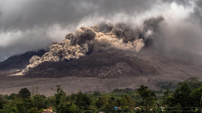 Pendaki dari kelompok pencinta alam itu luka ketika melarikan diri saat erupsi terjadi. Satu orang masih hilang. Asap Gamalama membumbung 2.000 meter.
