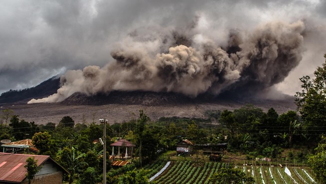 Persoalan relokasi yang tak kunjung terealisasi bukan satu-satunya masalah bagi pengungsi Gunung Sinabung. Kebutuhan sekolah anak-anak juga diabaikan.