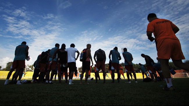 Menurut Tim Transisi, empat klub ISL yang mengatakan tertarik ikut Piala Kemerdekaan akan memiliki waktu hingga pekan depan untuk menyatakan sikap.