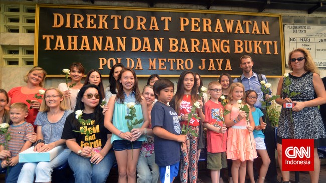 Siswa Jakarta International School mendatangi Polda Metro Jaya. Mereka bermaksud menemui dua orang guru JIS yang telah ditahan selama hampir 90 hari.