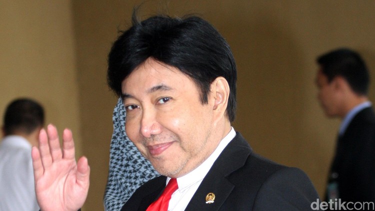 Guruh Soekarnoputra atau Lengkapnya Muhammad Guruh Irianto Soekarnoputra adalah anak bungsu dari pasangan presiden pertama RI&comma; Soekarno dan Fatmawati serta adik kandung dari presiden kelima RI&period;