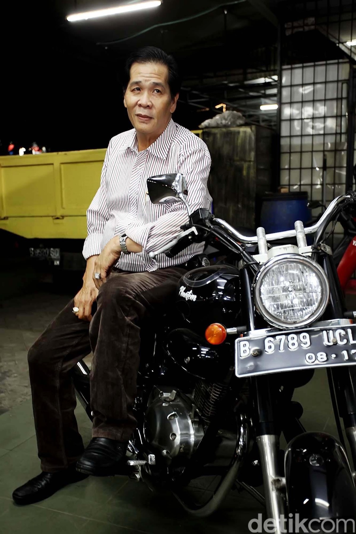 Anton Medan lahir dengan nama Tan Hok Liang&semi; lahir di Tebing Tinggi&comma; Sumatera Utara&comma; 10 Oktober 1957 adalah mantan perampok dan bandar judi yang kini telah insaf&period; Ia memeluk agama Islam sejak 1992&period; Ia mendirikan rumah ibadah yang diberi nama Masjid Jami' Tan Hok Liang&period; File&sol;detikFoto&period;