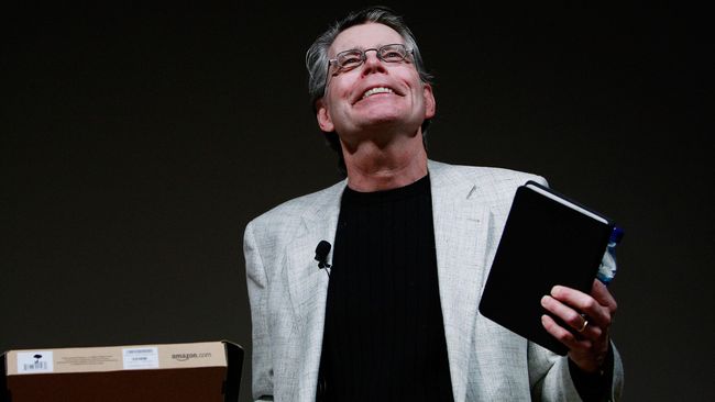 Buku versi digital karya penulis veteran Stephen King (67), John Grisham (59), dan Michael Connelly (58) menjadi yang terlaris versi Digital Book World.