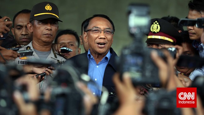 Mantan Menteri Kebudayaan dan Pariwisata Jero Wacik mangkir dari pemeriksaan yang dijadwalkan KPK karena ia akan menggugat KPK melalui praperadilan.