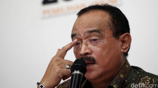Budayawan Eros Djarot menilai kekisruhan politik dan ekonomi saat ini akibat para pemimpin tidak memahami UUD sebaik Soekarno.