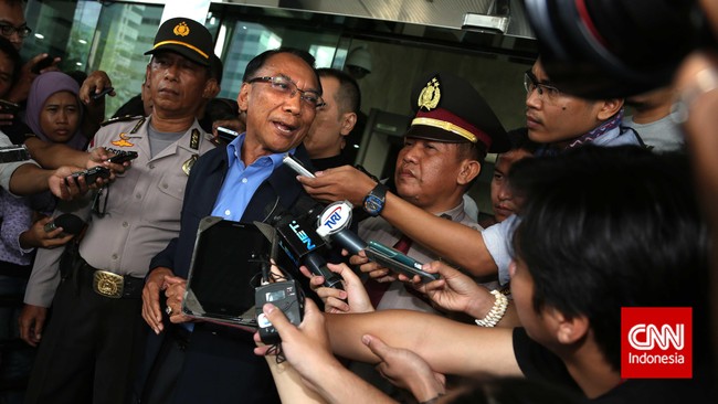 Rencananya, bekas menteri ESDM itu akan membacakan materi gugatan di muka sidang. Tapi keriuhan gelaran Konferensi Asia Afrika jadi alasan dia tak hadir.