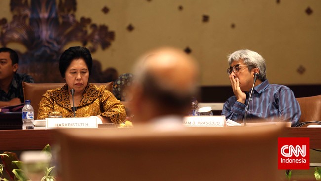DPR berencana menggelar rapat dengar pendapat pada hari ini&nbsp;untuk meminta masukan ihwal seleksi calon pimpinan KPK. Waktu seleksi semakin mepet.