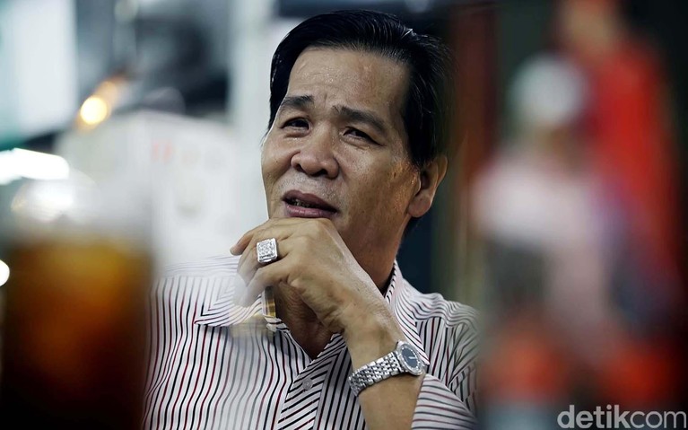 Anton Medan lahir dengan nama Tan Hok Liang; lahir di Tebing Tinggi, Sumatera Utara, 10 Oktober 1957 adalah mantan perampok dan bandar judi yang kini telah insaf. Ia memeluk agama Islam sejak 1992. Ia mendirikan rumah ibadah yang diberi nama Masjid Jami' Tan Hok Liang. File/detikFoto.
