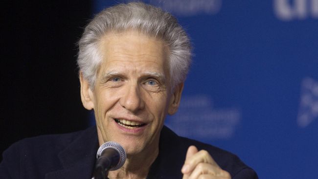 Bukan lantaran bosan membikin film bila sutradara David Cronenberg merilis novel Consumed. Menulis hanya bakat lain yang selama ini tak terungkap.