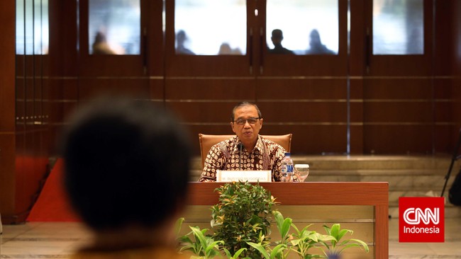 Ketua KPK, Abraham Samad, menyarankan pengumuman pimpinan KPK yang baru diunda hingga tahun depan.