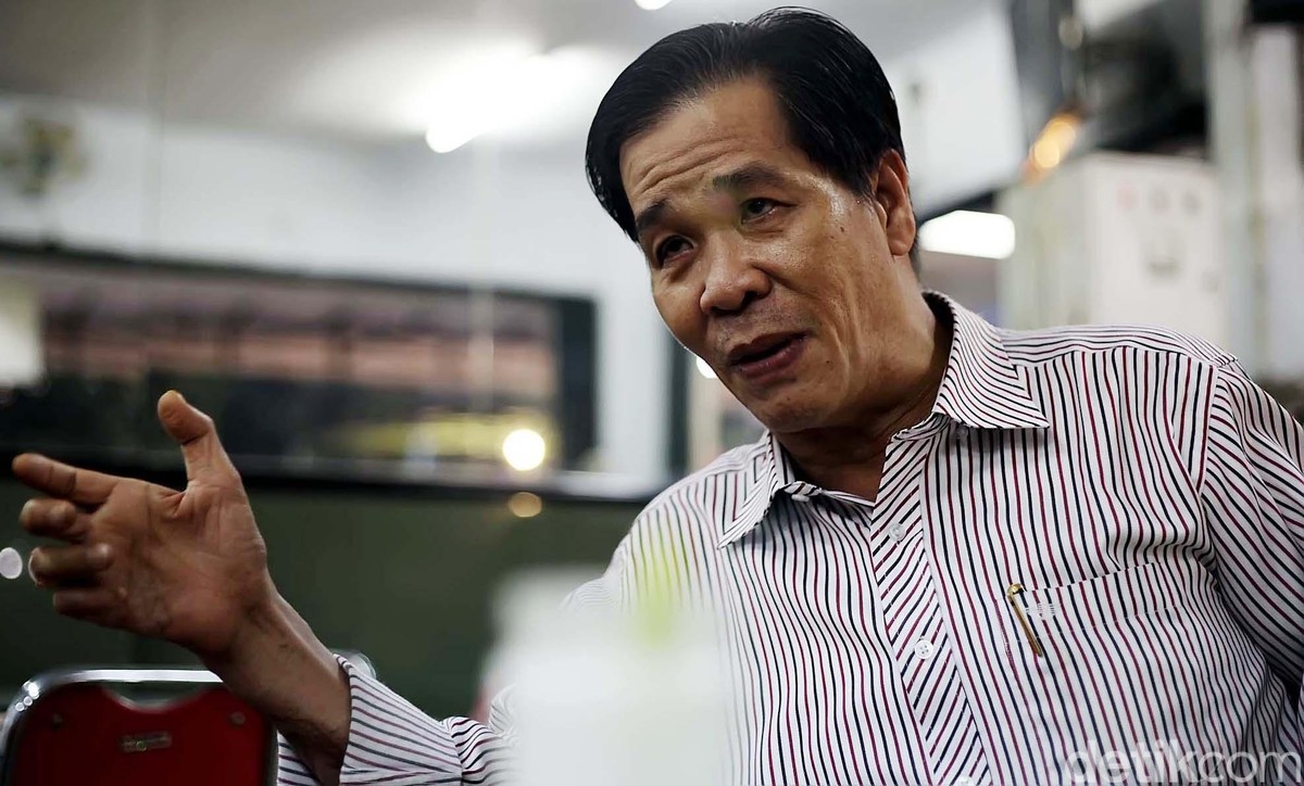 Anton Medan lahir dengan nama Tan Hok Liang&semi; lahir di Tebing Tinggi&comma; Sumatera Utara&comma; 10 Oktober 1957 adalah mantan perampok dan bandar judi yang kini telah insaf&period; Ia memeluk agama Islam sejak 1992&period; Ia mendirikan rumah ibadah yang diberi nama Masjid Jami' Tan Hok Liang&period; File&sol;detikFoto&period;