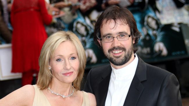 Terkait penembakan kartunis nabi di Perancis, raja media Rupert Murdoch berkicau di Twitter. JK Rowling mengomentarinya dengan belaan terhadap umat Muslim.