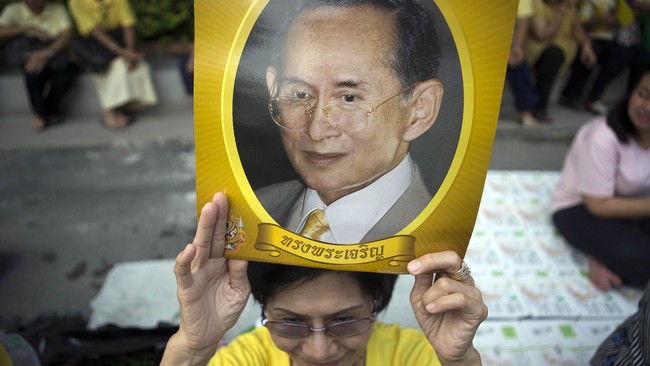 Seorang pria divonis 1,5 tahun penjara karena menulis grafiti yang dinilai menghina Raja Thailand, Bhumibol Adulyadej.