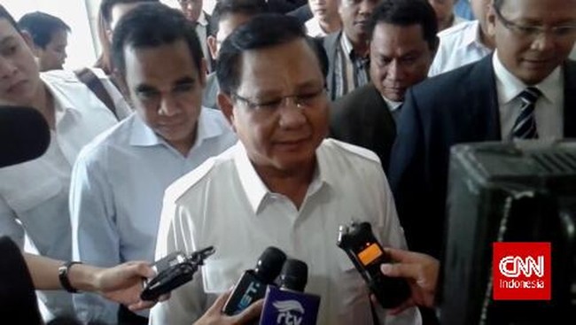 Jokowi dan Prabowo berpelukan. Keduanya kemudian saling bercium pipi kanan dan kiri sebelum memasuki rumah keluarga Prabowo di Kertanegara, Jakarta Selatan.