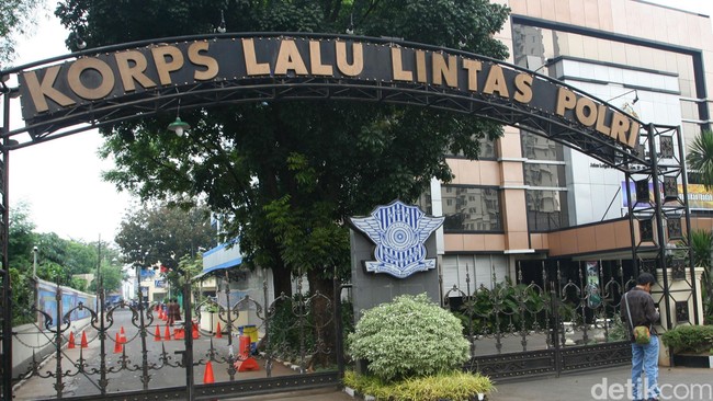 Yogyakarta menjadi daerah pertama yang menerapkan sistem perpanjangan SIM secara online, dan akan diperluas di 34 provinsi di pada Juli 2015.