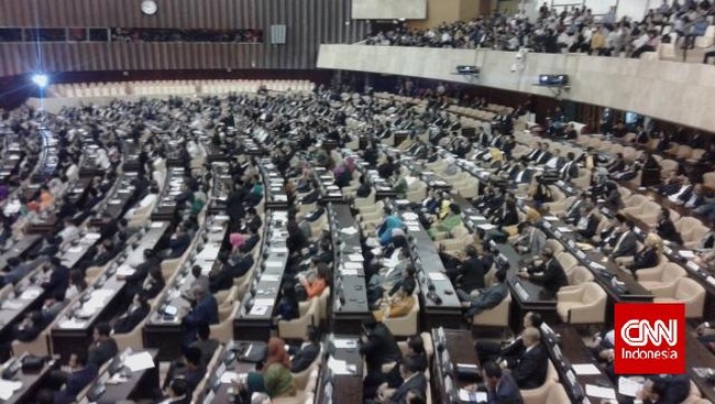 PDIP mengambil langkah radikal, menggelar paripurna untuk mengumumkan nama final Ketua DPR tandingan. Semua anggota DPR diundang, termasuk dari koalisi Prabowo.