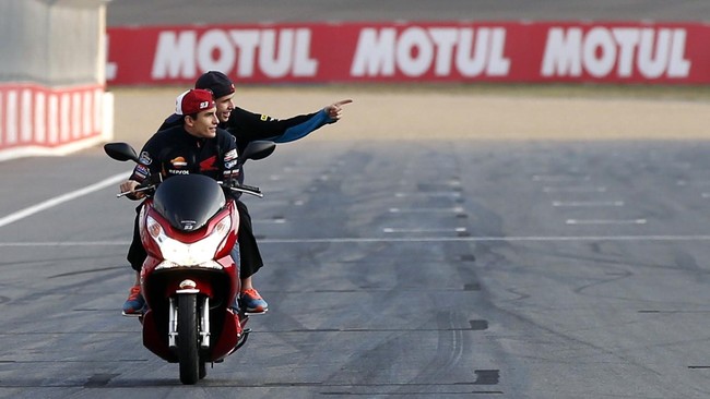 Dengan Alex promosi ke kelas Moto2 musim depan, bukan tidak mungkin dia akan bersaing dengan kakaknya, Marc, di kelas MotoGP pada musim 2016.