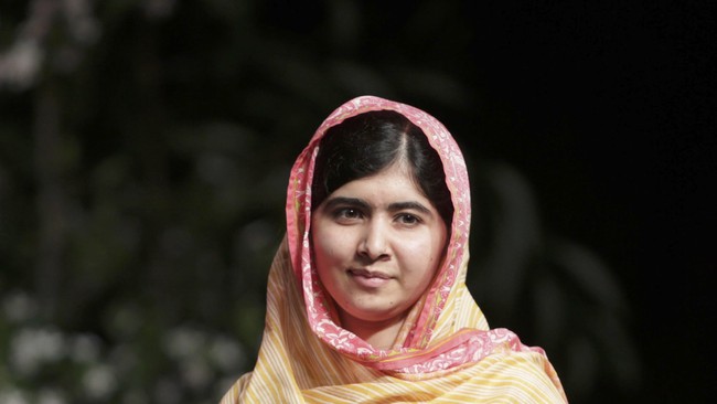 Malala ditembak di kepala oleh militan Taliban karena menyuarakan pendidikan dan persamaan kaum wanita di kota Swat Valley, Pakistan.