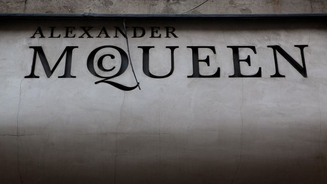Tina Gorjanc berencana untuk menumbuhkan kulit dari DNA milik Alexander McQueen. Kulit McQueen ini akan dibuat menjadi tas dan jaket kulit.