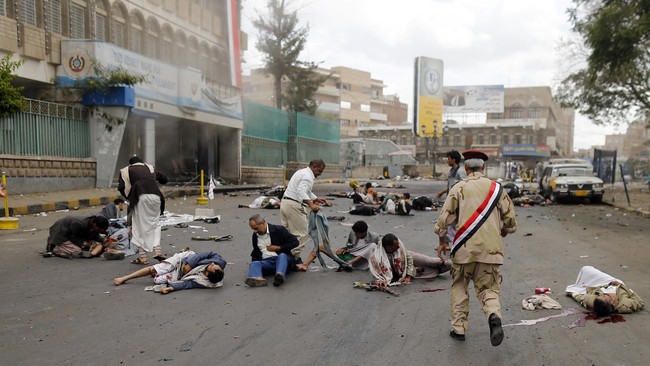 Di tengah memanasnya aksi demonstrasi anti pemerintah yang digencarkan kelompok Houthi di pusat keramaian ibukota Sana'a, bom meledak menewaskan 47 orang.