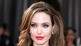 Angelina Jolie akan Sutradarai Serial Korban Perang
