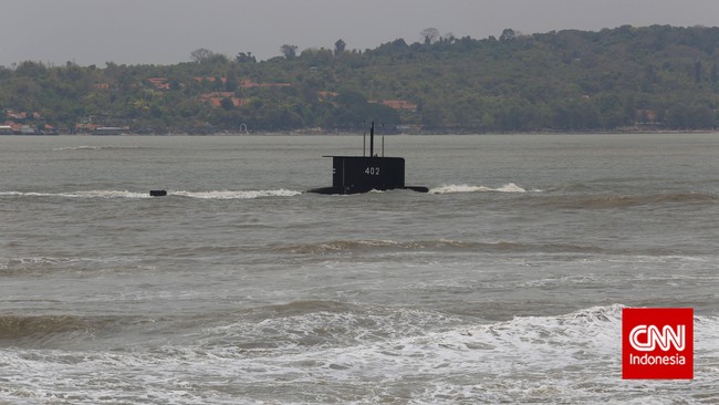 Ribuan personel militer dikerahkan memburu kapal selam misterius di Laut Baltik, wilayah Swedia. Insiden ini terjadi di tengah ketengan antara Rusia dan Eropa.