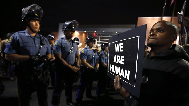 Menyusul pembunuhan Michael Brown, remaja kulit hitam oleh seorang polisi, gubernur Missouri mengumumkan kondisi darurat menjelang keputusan dewan juri.