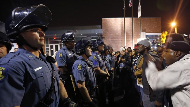 Situasi di kota Ferguson tegang saat warga menanti vonis terhadap Darren Wilson yang menembak pemuda kulit hitam, Michael Brown.