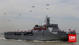 Ratusan Warga dan Motor Ikut Mudik Gratis Naik Kapal Perang TNI AL