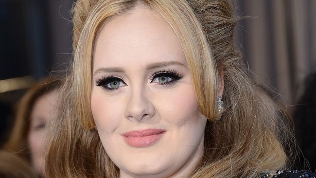 Single terbaru Adele, Hello, memecahkan rekor penjualan 1,1 juta kopi di AS pada pekan pertamanya.