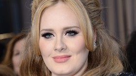 Adele Santai Saja Kerjakan Album Baru
