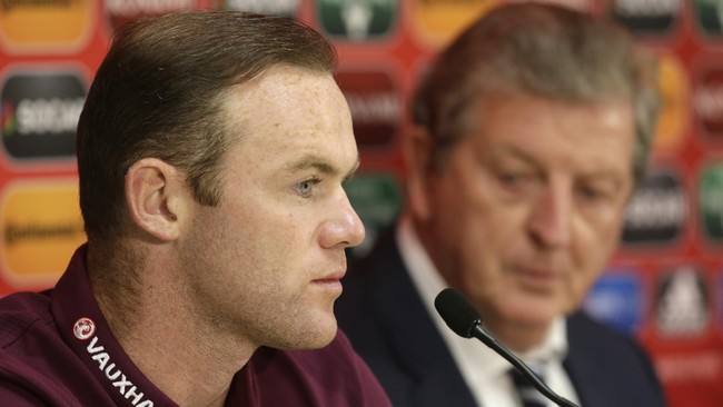 Wayne Rooney dikatakan tak berprestasi baik di tim nasional Inggris, namun sang pelatih, Roy Hodgson, katakan Rooney kapten yang sensitif dan pengertian.