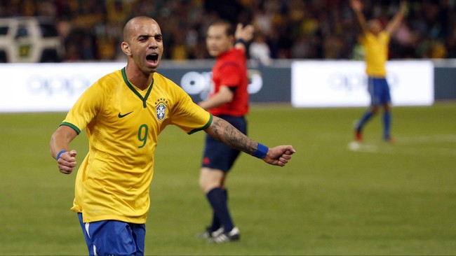 Pelatih baru Brasil, Dunga, mencatatkan tiga kali kemenangan beruntun setelah membawa timnya tundukkan musuh bebuyutan, Agentina, dalam laga persahabatan.