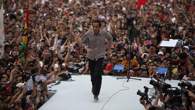 Jokowi berlari di tengah panggung dan memberi salam kepada masyarakat yang selama ini telah memberikan dukungan kepadanya.