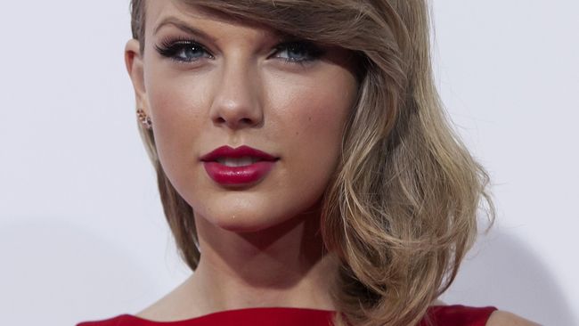 Semua mata penonton tertuju pada Swift yang berambut long bob, bergincu merah dan memakai atasan tanpa lengan serta hot pants berwarna putih.