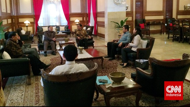 Jokowi melakukan safari politik. Ia akan bertemu dengan para ketua umum Koalisi Merah Putih. Ketua Umum Golkar Aburizal Bakrie menjadi pembuka.