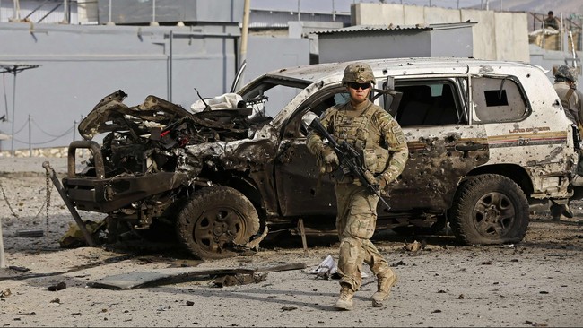 Koalisi internasional menutup fasilitas besar dan menyerahkannya kepada militer Afghanistan sekaligus meninggalkan pangkalan utama di selatan Afghanistan.