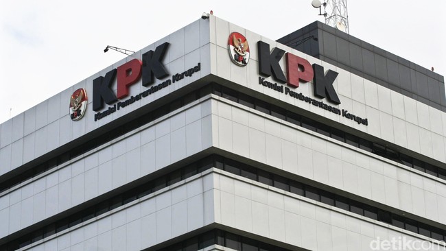 Kantor Komisi Pemberantasan Korupsi disesaki oleh massa dari berbagai elemen. Jalan HR Rasuna Said persis didepan kantor KPK diblokir polisi.