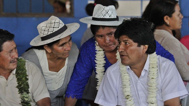 Presiden Bolivia, Evo Morales merupakan pemimpin sayap kiri, yang juga merupakan teman dari pemimpin anti-imperialis dan anti-kolonialis di dunia.