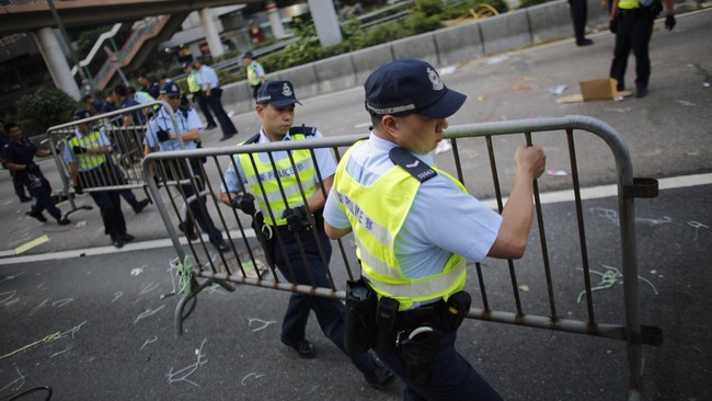 Memasuki minggu ketiga, polisi mulai membersihkan barikade yang dipasang demonstran di pusat kota Hong Kong, namun tetap mengizinkan demonstran tinggal.