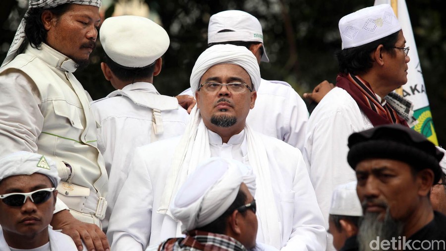 Ketua Umum Front Pembela Islam (FPI) Habib Rizieq, memimpin langsung aksi unjukrasa penolakan ajang Miss World 2013 di Indonesia, yang dilakukan oleh ratusan massa FPI, di depan kantor MNC Group, Jalan Kebon Sirih, Jakarta Pusat, Jumat (06/09). File/detikFoto.