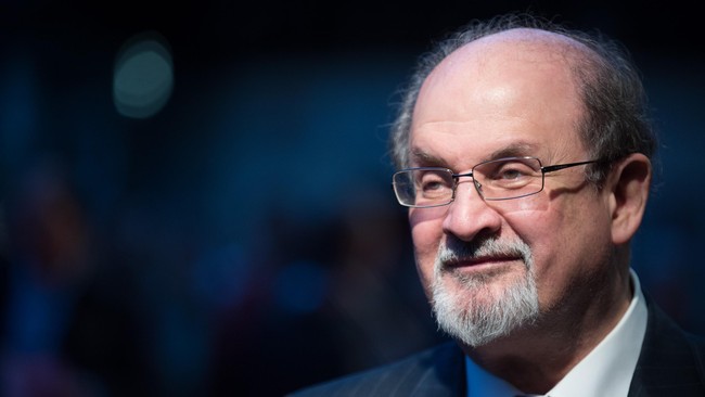 Media pemerintah Iran menambahkan imbalan hingga Rp8 miliar untuk membunuh Salman Rushdie yang dianggap menghina Islam lewat buku The Satanic Verses.