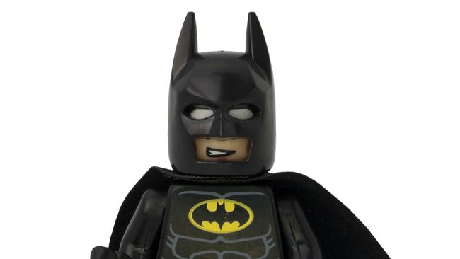 Dilihat sekilas, cerita film Batman v Superman terasa sangat gelap dan hanya bisa dicerna oleh orang dewasa.
